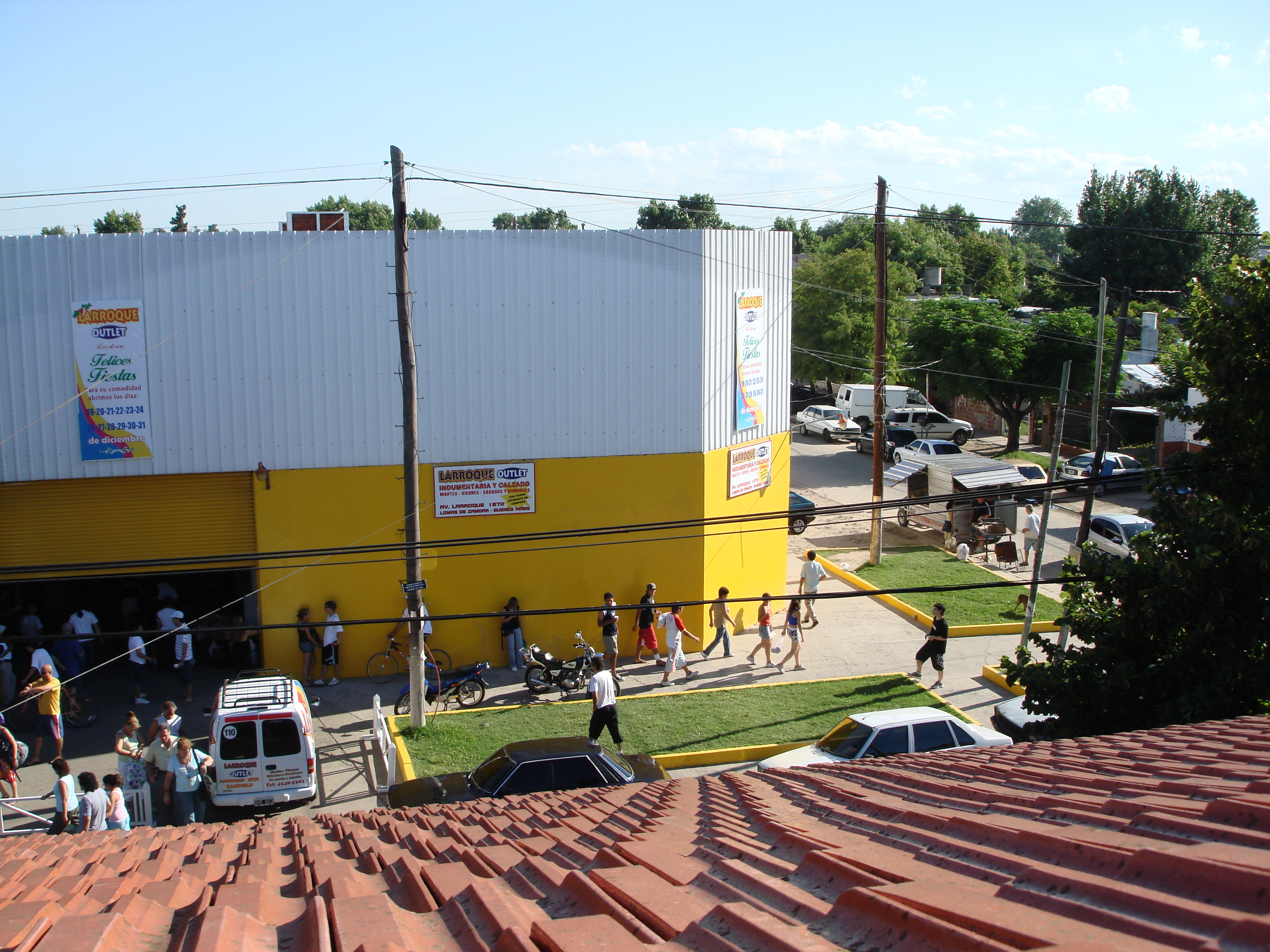 Secuestran ropa con marcas falsificadas en oulet de Banfield