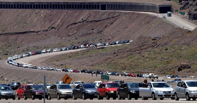 Miles de argentinos aprovecharon el fin de largo para viajar de compras a Chile