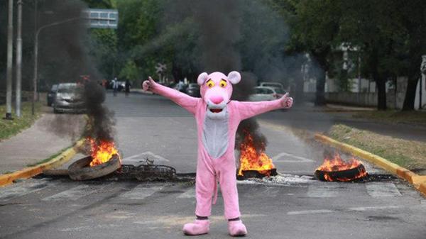 Insólito: un piquete fue protagonizado por la pantera rosa