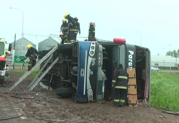 Volcó un micro con egresados en Villa Carlos Paz: hay 21 chicos heridos