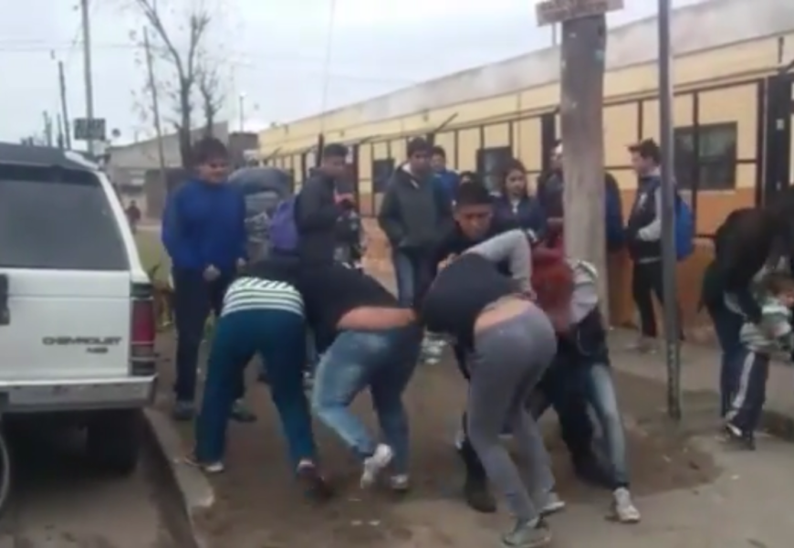 Mirá la increíble pelea de dos madres en la puerta de una escuela de Solano