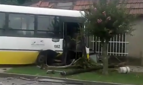 Colectivo se incrustó en una casa de Lomas: once heridos
