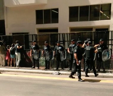 Policía reprimió a trabajadores en el Ministerio de Educación