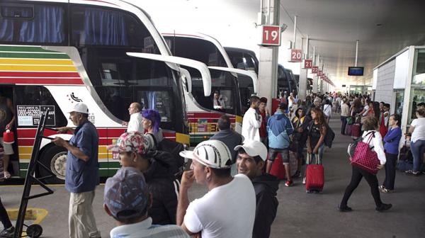 Quieren restringir el uso del aire hasta en el transporte público