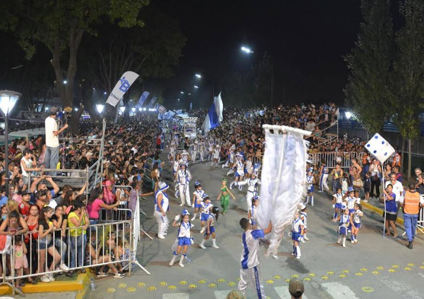 MIles de personas disfrutaron de los carnavales en Longchamps