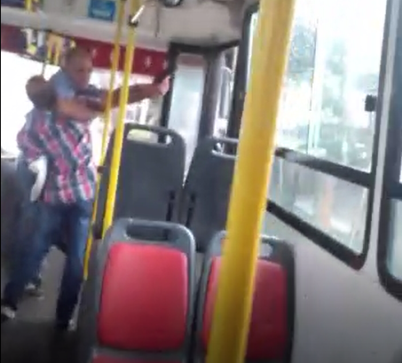 Un pasajero discutió con el chofer y sacó un arma en el colectivo