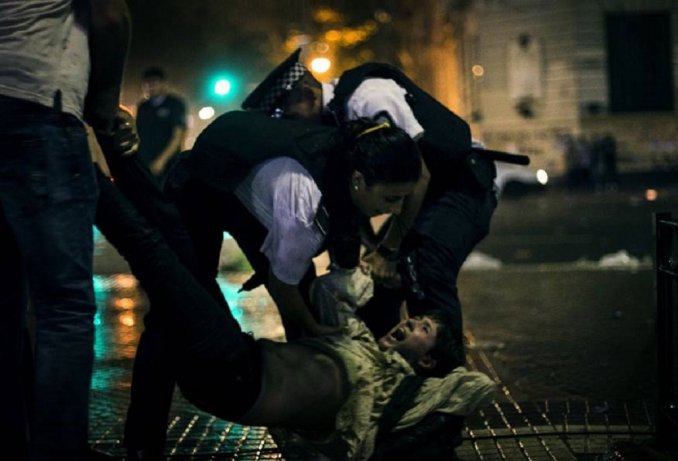 Dieciséis mujeres fueron reprimidas y detenidas tras la movilización contra la violencia machista