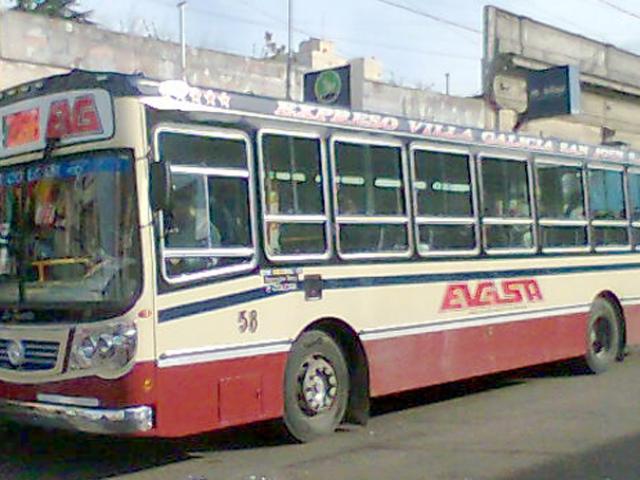 Tiros a bordo del colectivo: un sujeto disparó contra un pasajero y lo hirió en las piernas
