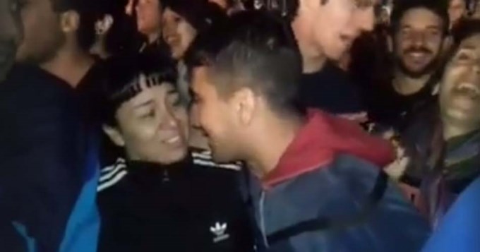 Le propusó casamiento en pleno recital del Indio Solari