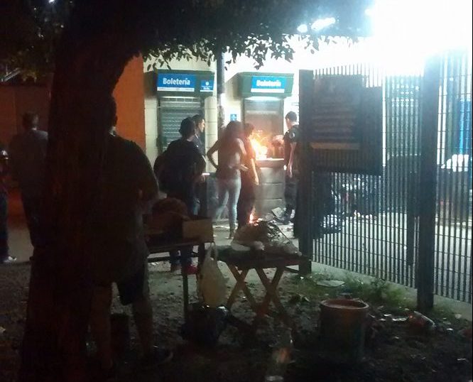 Claypole: usuarios del Tren Roca incendiaron boletería