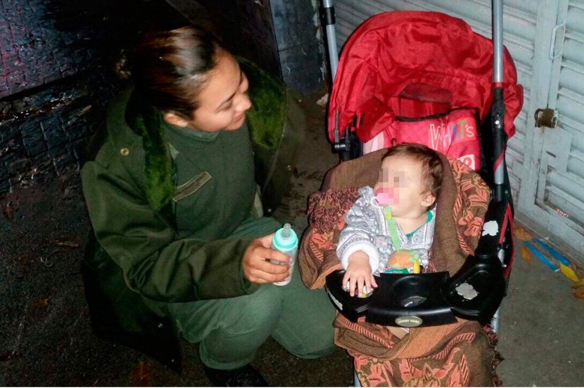 Flores: abandonaron a una bebé en una parada de colectivos