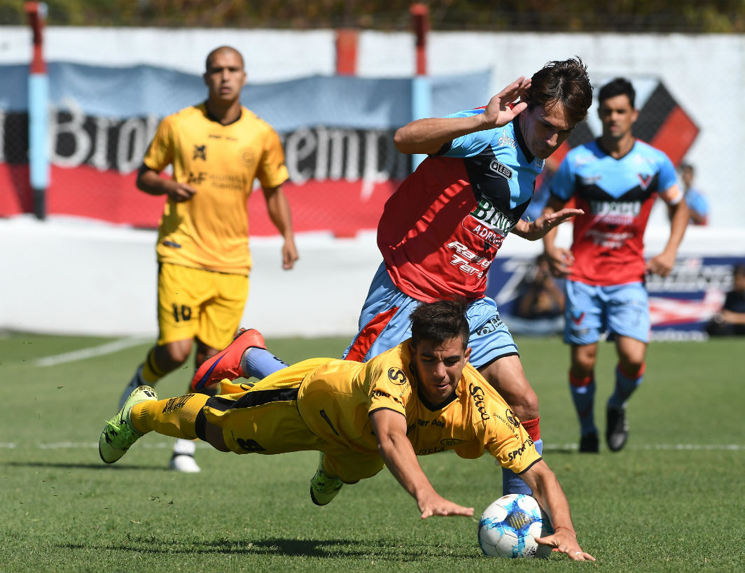Kevin, el jugador de Longchamps que firmó su primer contrato con Lanús