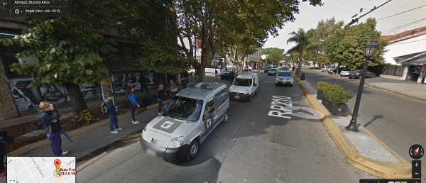 Adrogué: un auto atropelló a un joven y lo incrustó en un semáforo