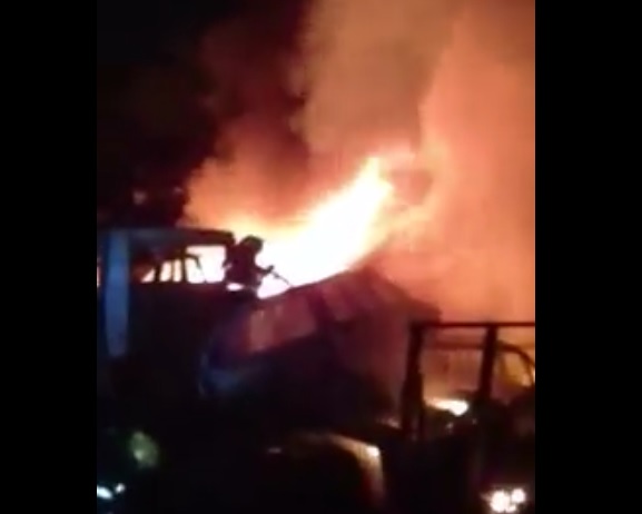 Guernica: mirá el impresionante incendio de un depósito de autos