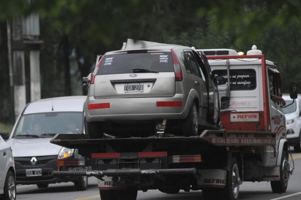 Se bajó para darle ropa a un indigente y la grúa le llevó el auto con su hijo arriba