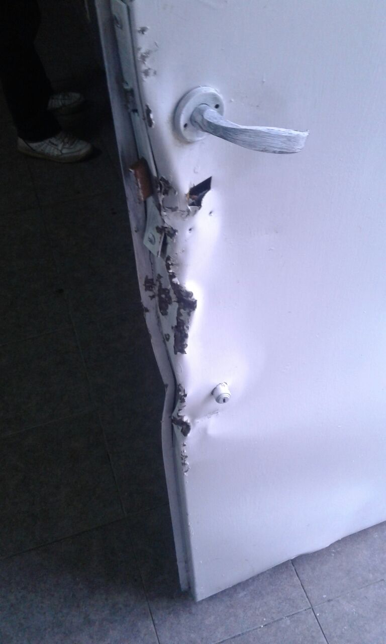 Robaron computadoras y equipos de sonido del CIC de Mármol