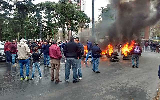 Los choferes protestan en La Plata: «Nos matan como a perros»