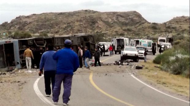 Mendoza: cayó un micro con turistas de Buenos Aires y hay al menos 12 muertos
