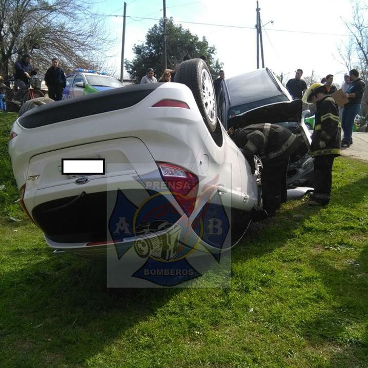 Claypole: impresionante choque y vuelco con un herido