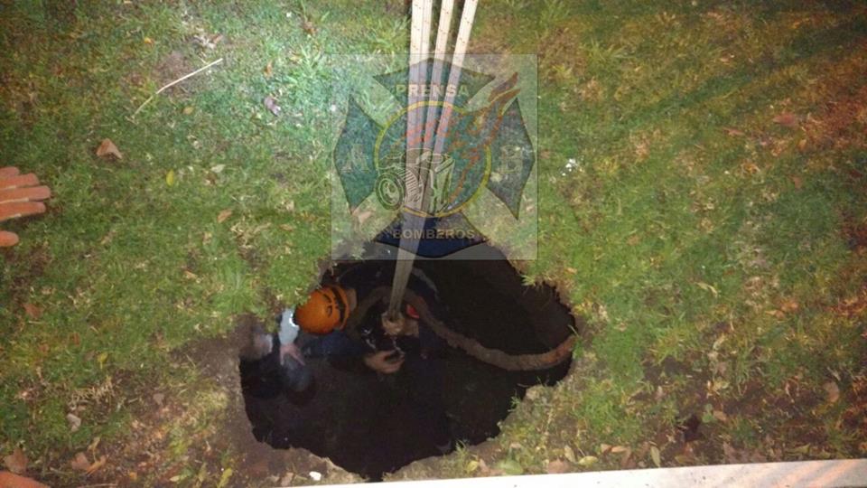 Adrogué: dramático rescate de un hombre que cayó a un pozo ciego