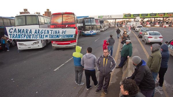 Caos en la autopista Buenos Aires-La Plata por una protesta de choferes de micros