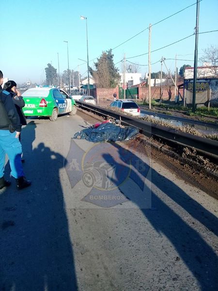 Claypole: motociclista es arrollado por un camión y fallece en el acto