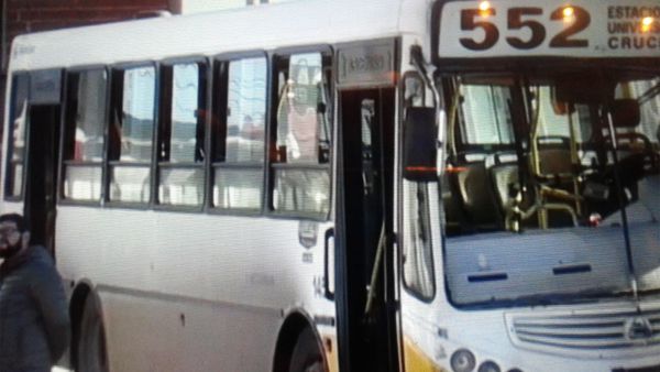 Lomas: un tren embistió a un colectivo y hay  18 heridos