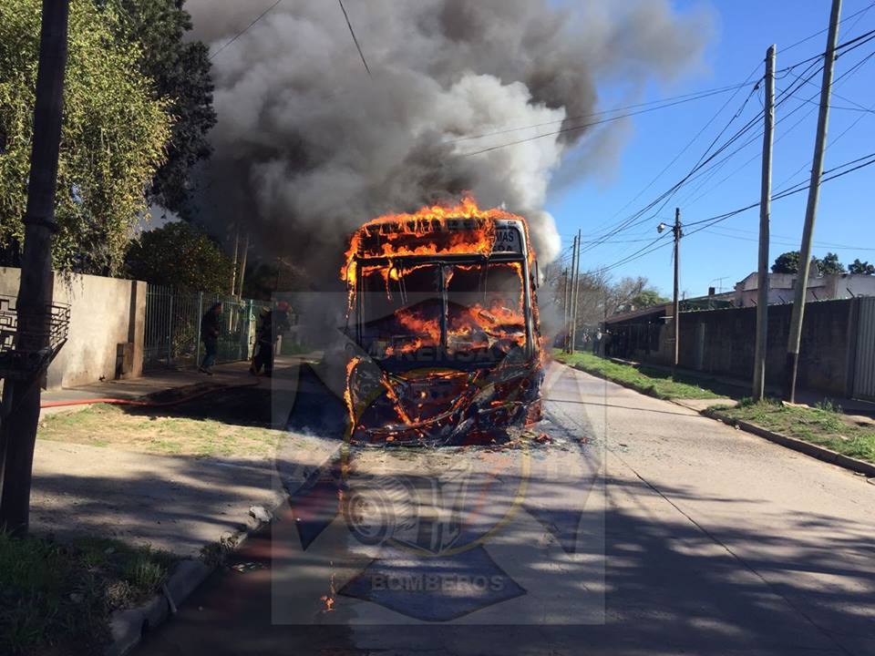 Burzaco: impresionante incendio de un colectivo de la línea 271