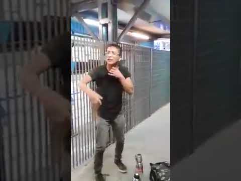 La policía lo detuvo por tomar mate en el subte