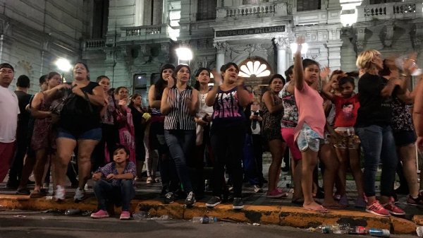 Cantando y bailando, los fanáticos despidieron al «Chino» de la Nueva Luna