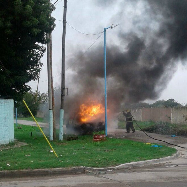 Quilmes: un ex alumno de 15 años le incendió el auto a una docente