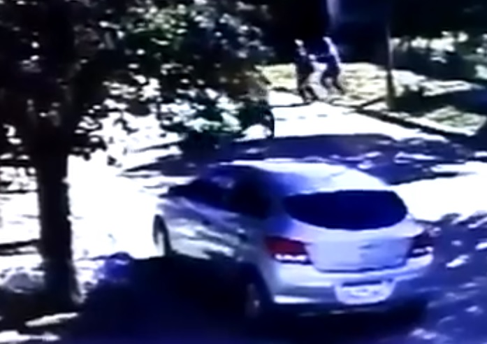 Burzaco: dos motochorros asaltaron a un chico de 15 años a la salida del colegio