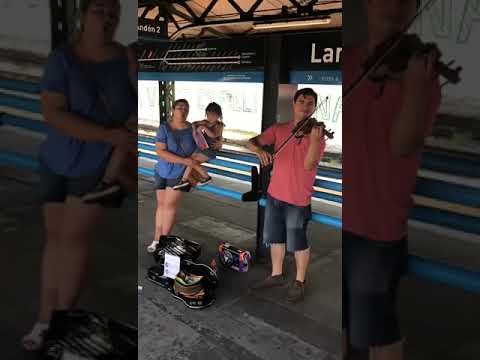 Video: mirá y escuchá a esta genial cantante de ópera en la estación de Lanús