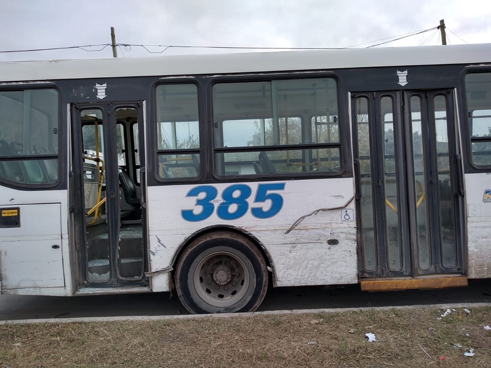 Se robó un colectivo en Glew y lo manejó hasta Guernica: chocó y quedó detenido