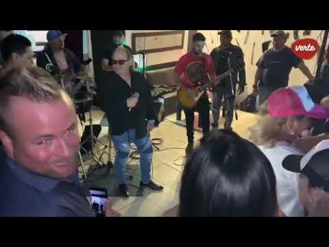 Video: el momento en que el cantante de Los del Fuego se desplomó en pleno show