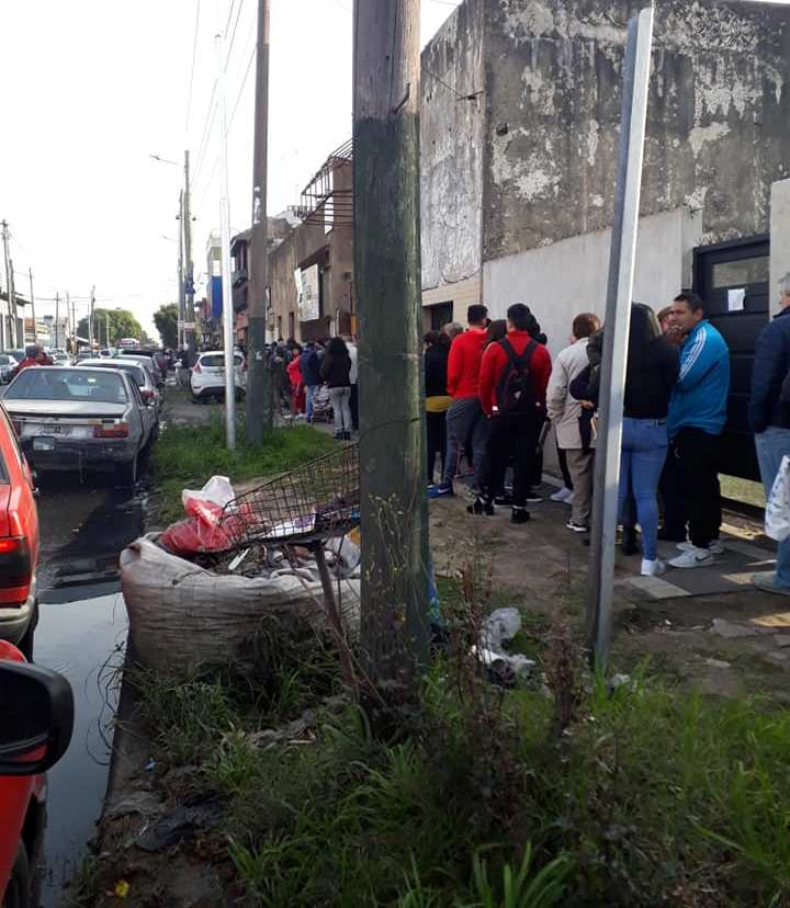 Escalada: largas colas en un supermercado chino para aprovechar las «ofertas»