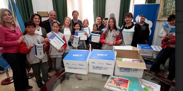 Brown: premiaron a los estudiantes ganadores de la Feria de Educación