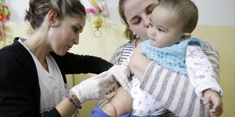 Sarampión: en Brown, aplican una dosis extra de la triple viral