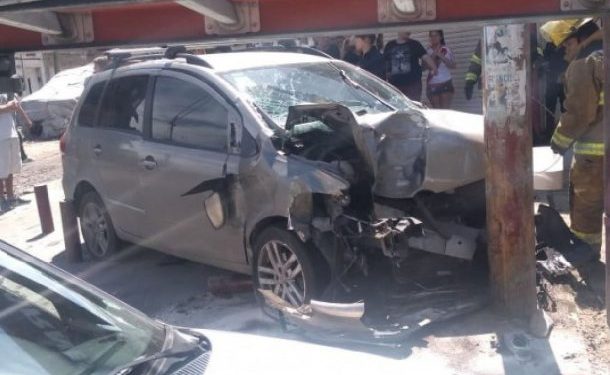 Solano: un auto se subió a la vereda y mató a una mujer  que esperaba el colectivo