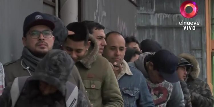 Quilmes: una fila de 4000 personas para cubrir 12 puestos