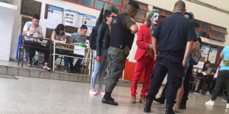 En Lanús votó El Guasón y casi se lo llevan detenido