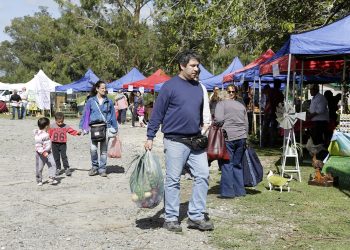 Feria de productores rurales en la Granja Educativa Municipal