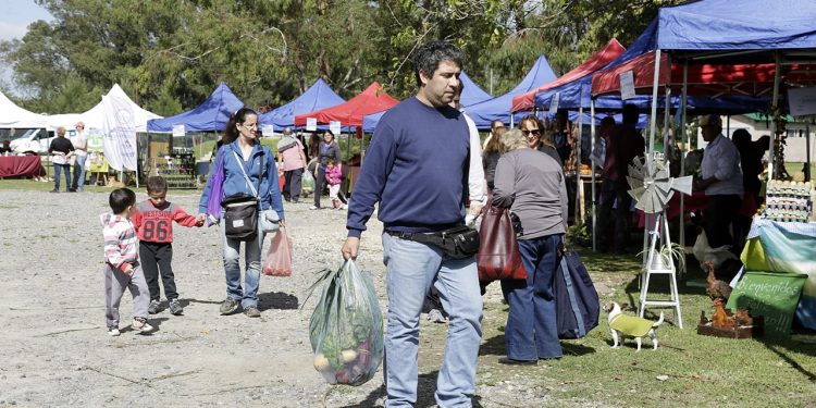 Feria de productores rurales en la Granja Educativa Municipal