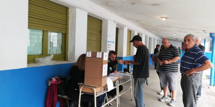 Sin grandes demoras y con tranquilidad, se vota en las escuelas de Brown