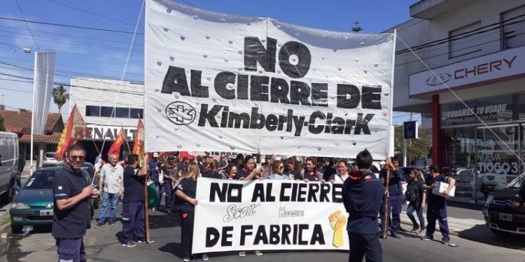 Quilmes: trabajadores de Kimberly protestan en el Puente Pueyrredón por la reapertura de la fábrica