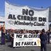 Quilmes: trabajadores de Kimberly protestan en el Puente Pueyrredón por la reapertura de la fábrica