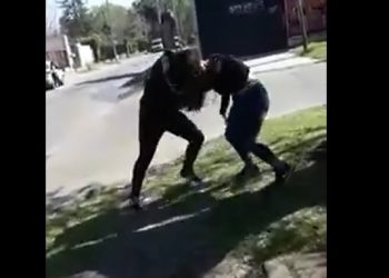 Video: incitada por su madre, golpeó a una compañera