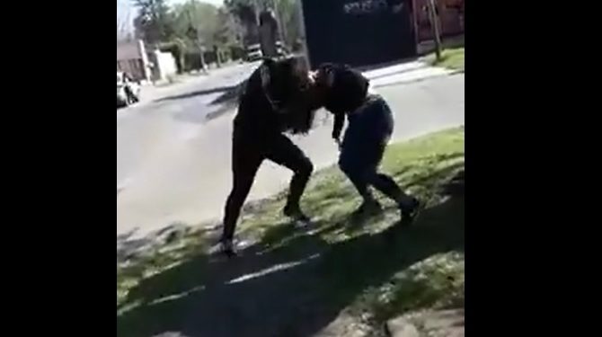 Video: incitada por su madre, golpeó a una compañera