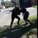 Video: incitada por su madre, golpeó a una compañera