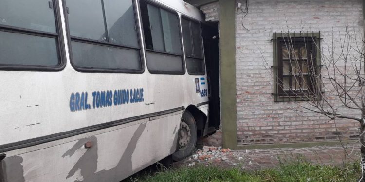 Burzaco: dos colectivos chocaron y se estrellaron contra una casa